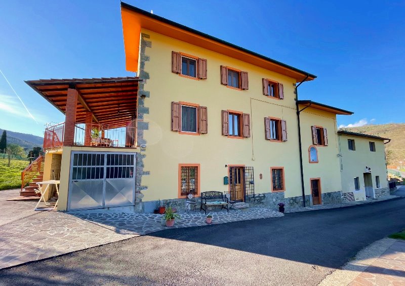 In posizione collinare tra Montecatini e Pistoia.