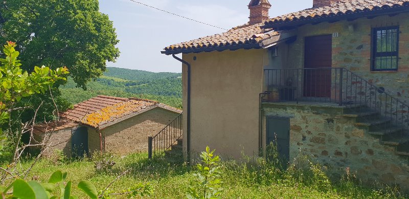 In posizione collinare a circa 20 km da Orvieto.