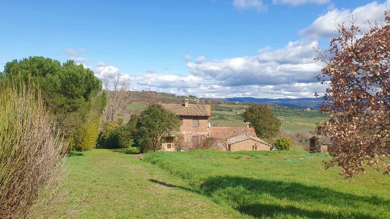 In posizione collinare a 5 km circa dalla città.