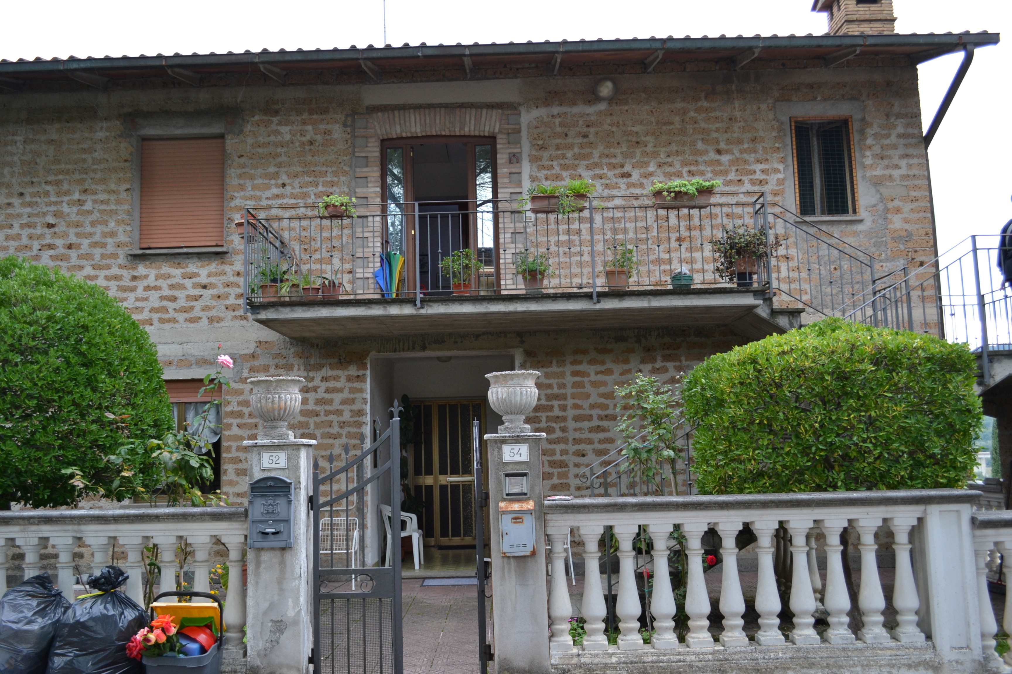 Orvieto, 10 km circa, vendesi appartamento con garage e terreno