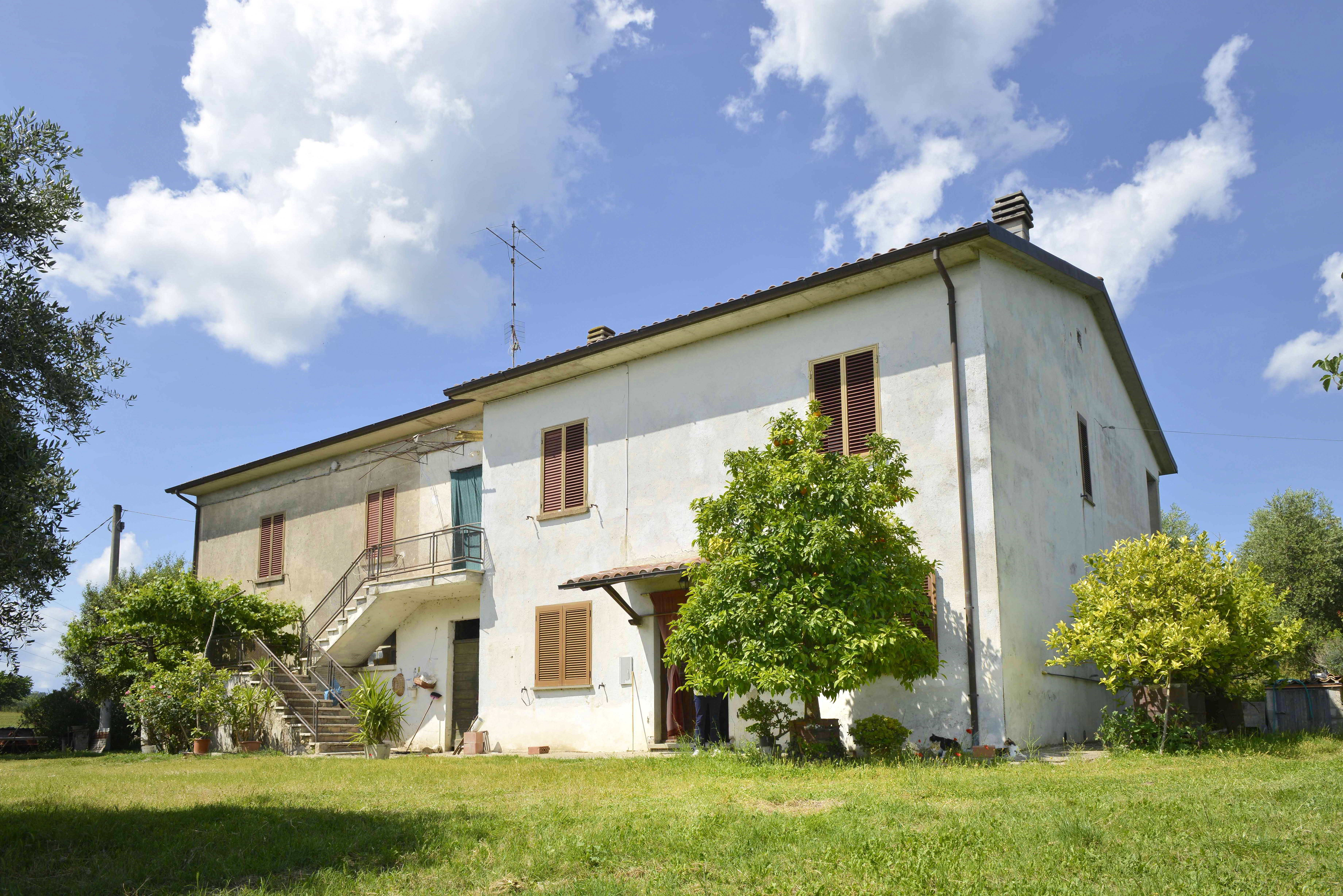 Orvieto, a 15 km circa, casale di 370 mq, con annessi e terreno di 8 Ha…