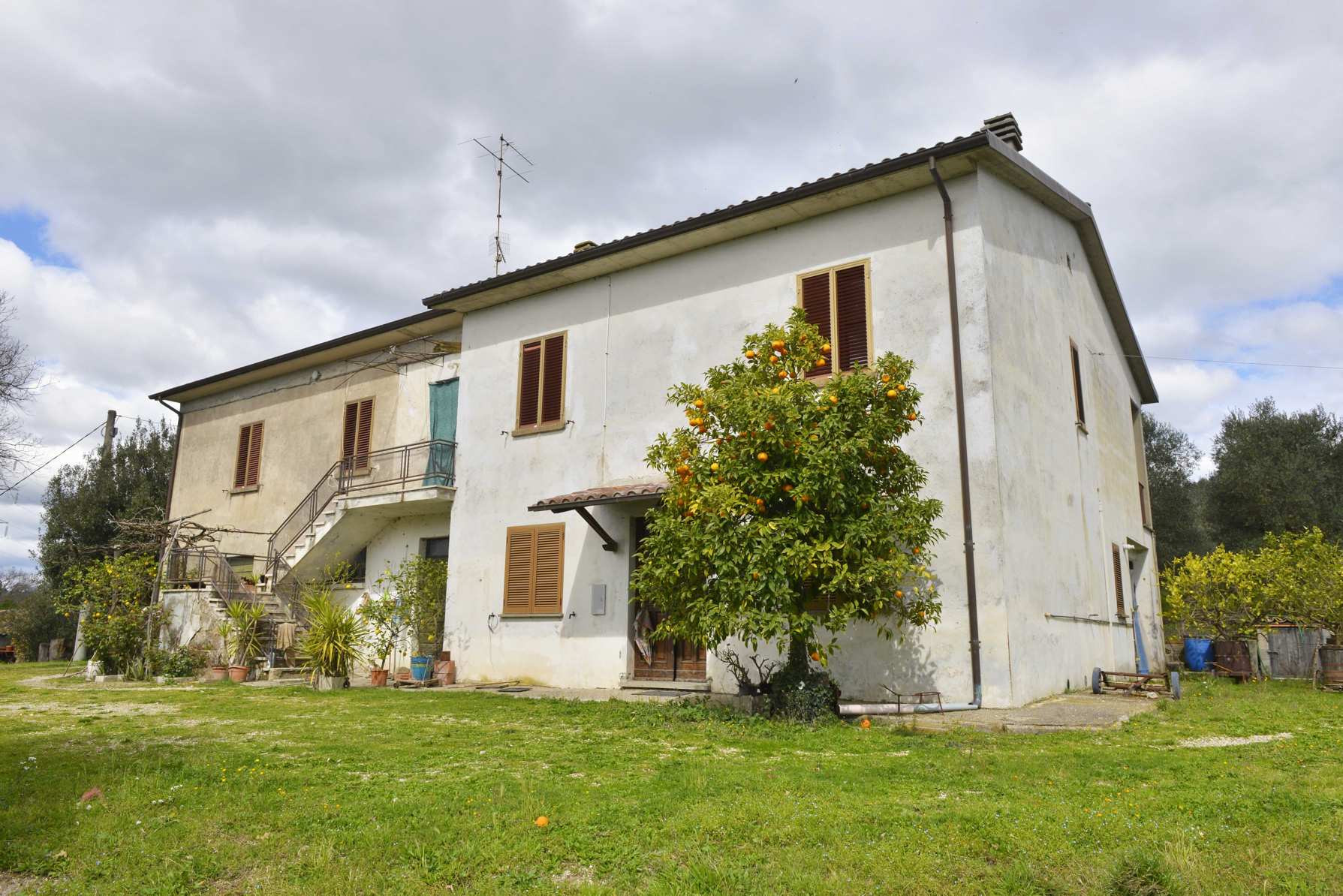 Orvieto, a 15 km circa, casale di 370 mq, con annessi e terreno di 8 Ha…