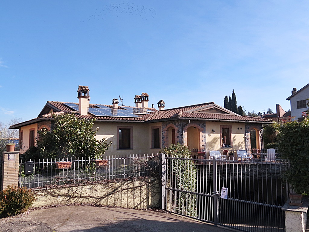 Orvieto, 12 km circa, vendesi Villa ristrutturata