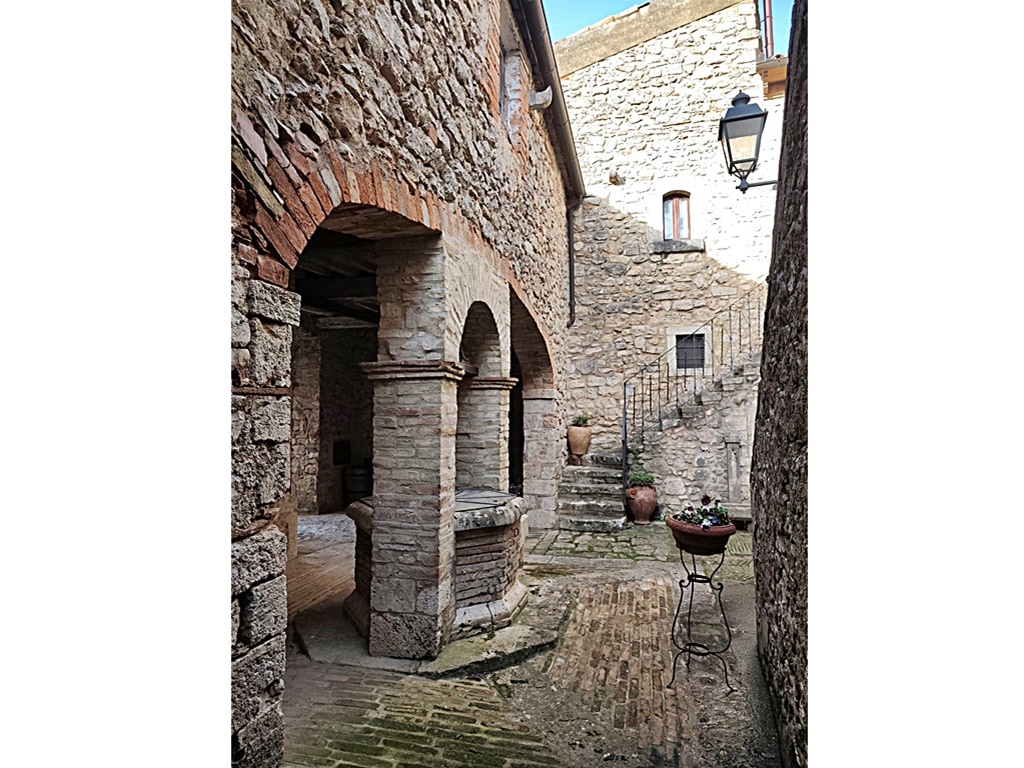 Orvieto, 13 km circa, vendesi appartamento in pietra