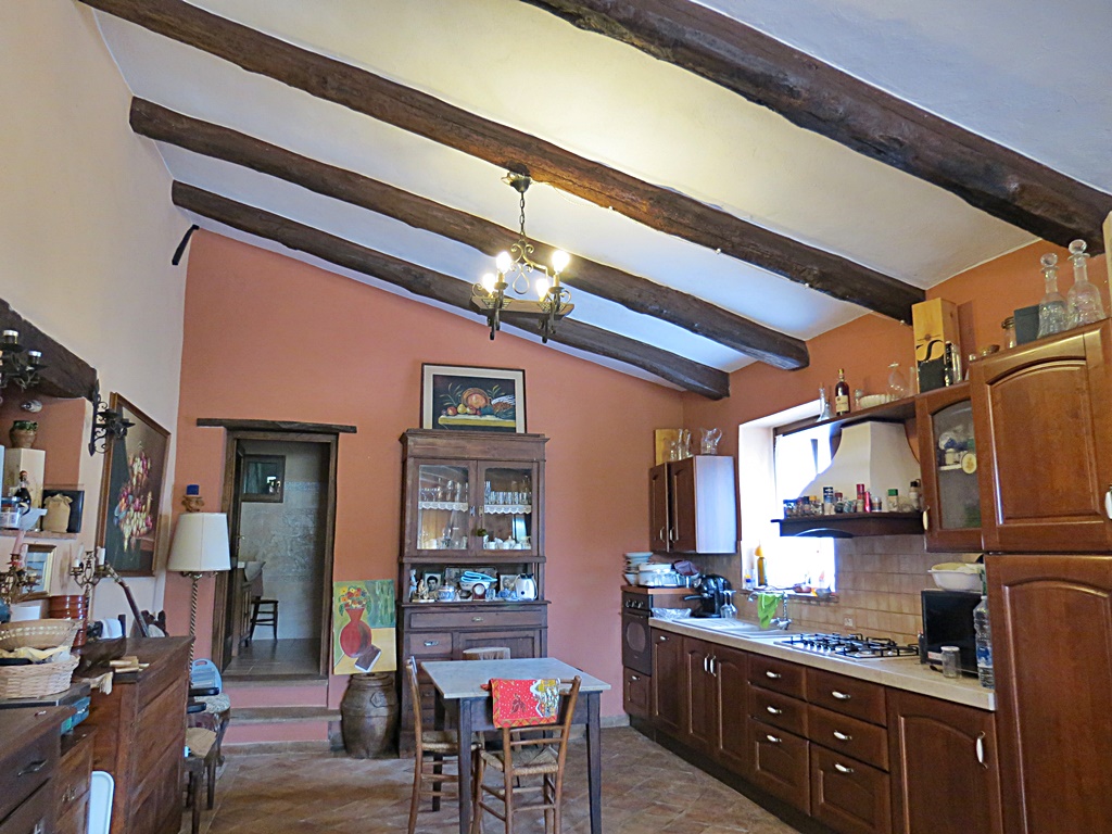 Orvieto, 1 km, vendesi casale con terreno