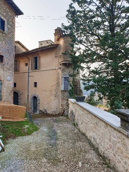 Arrone sulla rocca che domina la valle del Nera.